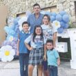 √√Con sus papás y hermanos festejando