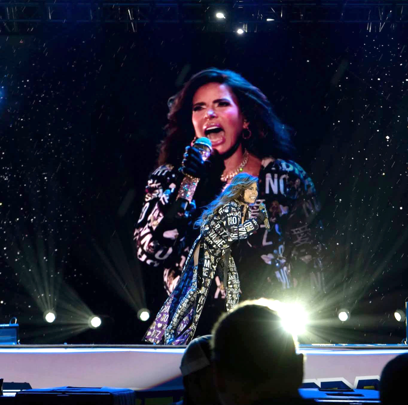 Gloria Trevi encendió el escenario.